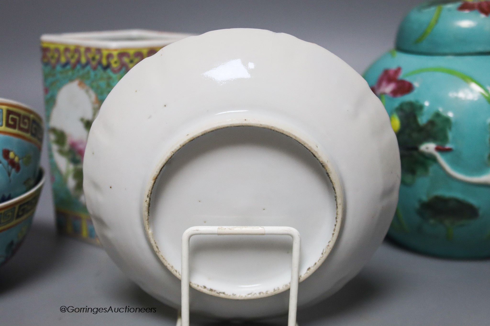 Five pieces of Chinese poychrome ceramics to include a jar and cover, a brush pot, a pair of bowls and dish, largest 15cm 60-80